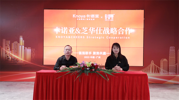 91短视频在线观看免费销售中心副总经理曹崇慧（左）与芝华仕负责人签订合作协议